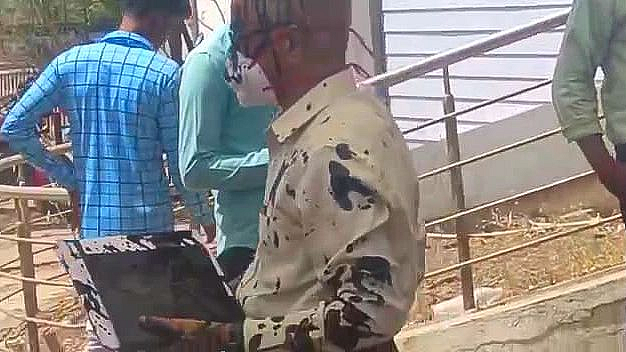 Sub-Regional Transport Officer of Shrirampur threw oil on his body agitation of transport officials ahmednagar