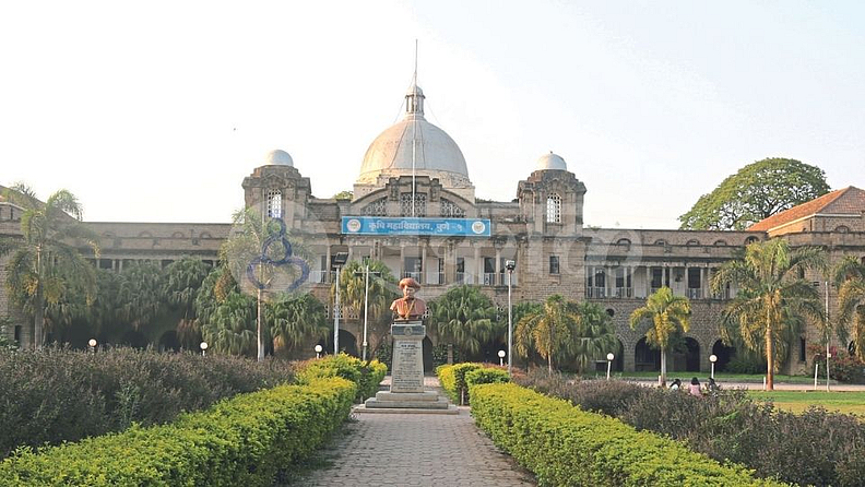 कृषी महाविद्यालय (College of Agriculture, Pune) - स्थापना : १९०७. (गणेशखिंड रस्ता). वैशिष्ट्ये : देशात स्थापन झालेल्या पहिल्या पाच कृषी महाविद्यालयांपैकी हे एक आहे. या महाविद्यालयाचे मूळ शोधायला गेल्यास १८७९ पर्यंत मागे जावे लागेल. तेव्हाच्या कॉलेज ऑफ सायन्समध्ये (आताचे सीओईपी) कृषीविषयक अभ्यासासाठी वेगळा विभाग सुरू करण्यात आला होता. १८८० च्या दुष्काळ आयोगाने प्रत्येक प्रांताचा स्वतःचा एक कृषीविषयक विभाग असायला पाहिजे, असे सुचविले होते. त्यामुळे हा विभाग सुरू करण्यात आला होता. त्यानंतर महाविद्यालयाला कायमस्वरूपी इमारत हवी, यासाठी १९०५ साली १५० एकरांचा भूखंड राखून ठेवण्यात आला. ही इमारत १९११ साली बांधून झाली. तिचे उद्घाटन त्या काळचे मुंबई प्रांताचे गव्हर्नर लॉर्ड सिडेनहॅम यांच्या हस्ते करण्यात आले. आताच्या कृषी महाविद्यालयाची मुख्य इमारत दिमाखदार असून, ती दगड-विटांचा वापर करून बांधली आहे. इमारतीच्या मध्यभागी अर्धगोलाकार चंदेरी घुमट आहे. तो दूरवरूनही सहज नजरेस पडतो. या घुमटाखाली महाविद्यालयाचे
मुख्य सभागृह आहे. या सभागृहाला संगमरवरी फरशीकाम केलेले असून, मध्यावर प्रशस्त जिना आहे.