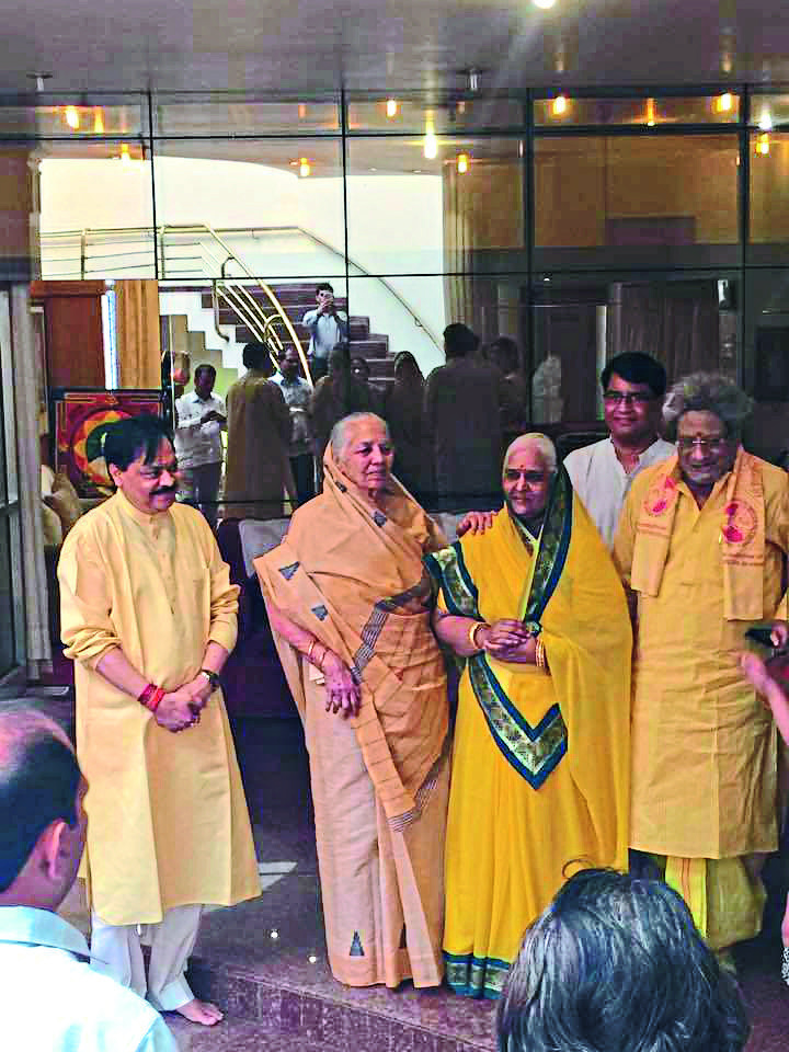 गायत्री परिवाराचे डॉ. प्रणव पांड्या यांनी सपत्नीक गारगोटी संग्रहालयाला भेट दिली. त्या वेळी त्यांचे स्वागत करताना के. सी. पांडे यांच्या मातोश्री शांतीदेवी.