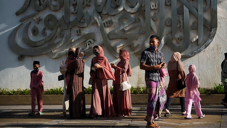 मलेशियातील (Malaysia) क्वालालंपूरमधील राष्ट्रीय मशिदीबाहेर नमाजानंतर मुस्लिम बांधव एकमेकांना शुभेच्छा देत होते.