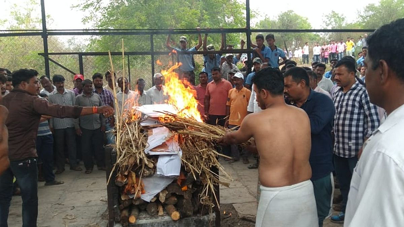 या अत्यंयात्रेत अपशिंगेसह परिसरातील विविध गावांतून आलेले ग्रामस्थ मोठ्या संख्येने सहभागी झाले होते. येथील विजयस्तंभाजवळ अंत्ययात्रा आल्यावर ग्रामस्थांच्या वतीने त्यांना श्रद्धांजली वाहण्यात आली.