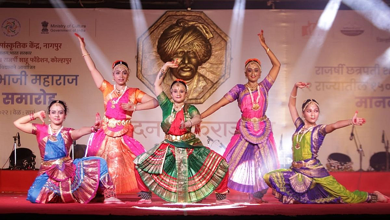 काश्मीरच्या रौफनृत्याची सुरवात होताच ते खूर्चीला खिळले. रंगबेरंगी पोशाख परिधान केलेल्या युवतींनी नृत्यातील सहजता सादर केली.