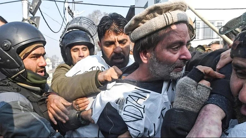 यासिन मलिक पहिल्यांदाच पकडला गेला : 13 जुलै 1985 रोजी काश्मीरमधील ख्वाजा बाजार इथं नॅशनल कॉन्फरन्सची रॅली होत होती. यावेळी शेकडो लोक उपस्थित होते. यादरम्यान 60 ते 70 मुलं आली आणि त्यांनी मध्येच फटाके फोडले. त्यावेळी बॉम्बस्फोट सुरू झाल्याचं सगळ्यांना वाटलं. सर्वत्र गोंधळाचं वातावरण होतं. त्यानंतर यासिन मलिक पहिल्यांदाच पकडला गेला.