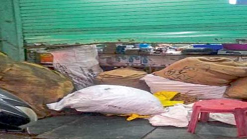 येथील बाजारपेठेतील तावडे यांचे चोरट्यांनी फोडलेले किराणा दुकान.