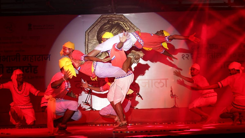 कर्नाटक (Karnataka) हालाकी सुग्गी नात्यानेही वाहवा मिळवली. डोक्यावर विविध रंगी शंखाकार टोप्या घातलेल्या कलाकारांनी हातात टिपऱ्या वाजवून अप्रतिम सादरीकरण केले.