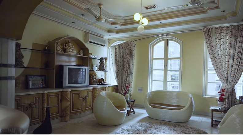 गांगुलीचे नवीन घर हे शहराच्या मध्यभागी आहे जिथून गांगुली आणि त्याच्या कुटुंबासाठी कुठेही प्रवास करणे खूप सोपे होईल. त्याचबरोबर हा संपूर्ण परिसर एकदम शांत आहे.