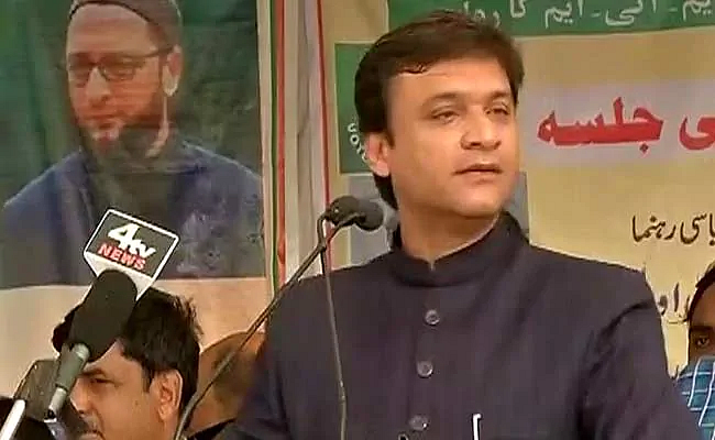 २२ डिसेंबर २०१२ मध्ये झालेल्या सभेत त्याने आपल्या दोन तासाच्या भाषणात राष्ट्रीय स्वयंसेवक संघ, विश्व हिंदू परिषद, भाजपा आणि हिंदू धर्मावर जोरदार टीका केली होती. त्याने हिंदू आणि पोलिसांना 'नपुसंक' असं संबोधलं होतं. "आम्हाला फक्त १५ मिनिटे द्या, आम्ही १०० कोटी हिंदूंचा नाश करू." अस वक्तव्य त्याने केलं होतं.