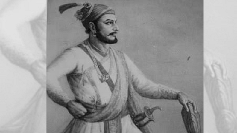 संभाजी महाराज गडावर बसून राज्यकारभार करण्यातले नव्हते. त्यांनी रणांगणात उतरत असंख्य वेळा शत्रूविरोधात जोरदार लढाई केली.
