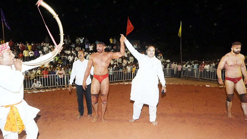 Maharashtra wrestlers in Kalamb Bharat Kesari Sikandar Sheikh Kolhapur pune