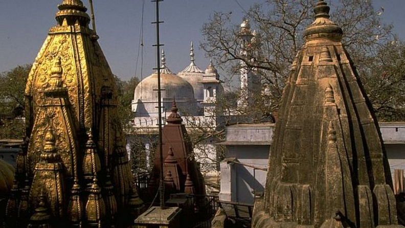 2. ज्ञानवापी मशीद
ही ज्ञानवापी मशीद उत्तर प्रदेशातील बनारस शहरात आहे. या मशिदीच्या वजू खानामध्ये सापडलेली एक आकृतीला हिंदू धर्माने शिवलिंग असल्याचा दावा केला आहे. त्याच वेळी, मुस्लिम धर्माचा दावा आहे की ती आकृती शिवलिंग नसून जुना तुटलेला कारंजा आहे. हा वाद न्यायालयापर्यंत पोहोचला आहे.