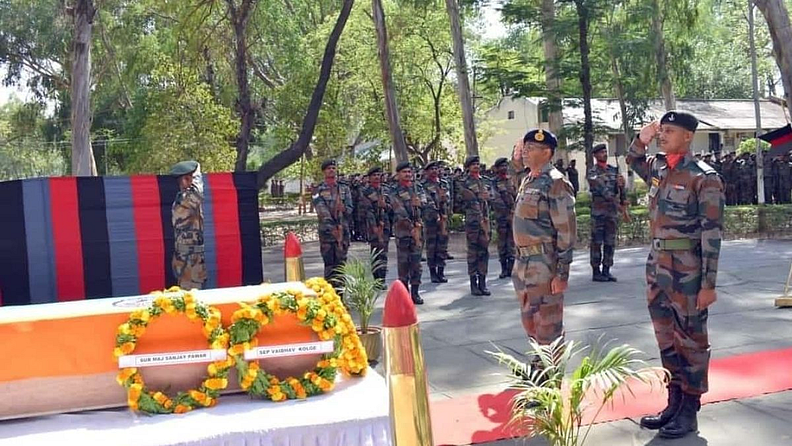 या अंत्ययात्रेत देशभक्तीपर गीतांबरोबरच 'भारत माता की जय', 'वंदे मातरम', 'अमर रहे... अमर रहे... शहीद जवान प्रथमेश पवार अमर रहे', अशा घोषणा देत होते.
