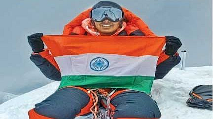 ‘अन्नपूर्णा एक’ शिखर सर केल्यानंतर कस्तुरी सावेकरने अभिमानाने तिरंगा फडकवला.