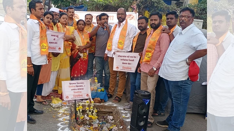 Shiv Sena agitation worshiping the pit Kashewadi Concretization road accident pune