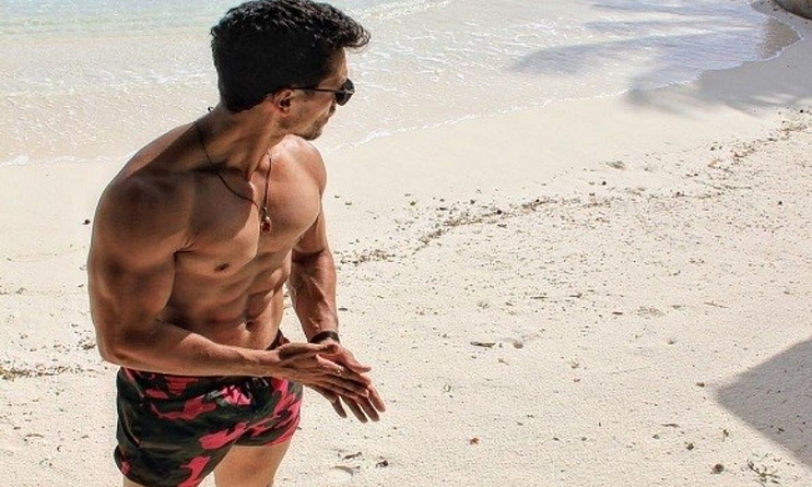 अॅक्शन बॉय आणि अमेझिंग डान्सर म्हणून ओळखल्या जाणाऱ्या टायगरवर तर लाखो तरूणी फिदा आहेत.त्याला ओपन शर्ट बघताच तरूणींना त्याचं वेड लागतं.२०२१ मधला हा त्याचा फोटो आहे.