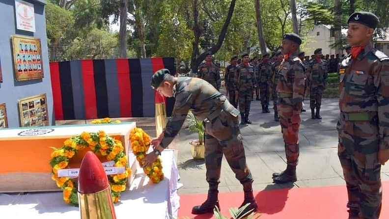 शहीद जवान प्रथमेश यांना अखेरचा निरोप देण्यासाठी कुटुंबीय, मित्रपरिवारासह संपूर्ण जावळी तालुका, जिल्हाभरातून हजारो नागरिक बामणोलीत आले होते. यावेळी विविध क्षेत्रातील मान्यवरांनी त्यांच्या पार्थिवास पुष्पचक्र अर्पण करून त्यांना श्रद्धांजली वाहिली.