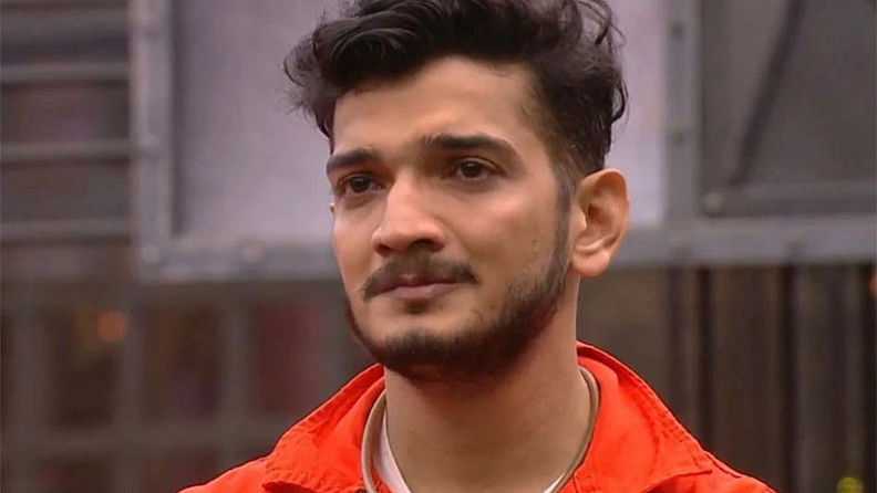 'लॉकअप' मध्ये टी.व्ही इंडस्ट्रीतील अनेकांनी अत्याचारी खेळ खेळला. यामध्ये एक कैदी आहे जो सुरुवातीपासूनच सर्वांवर भारी पडला. आम्ही बोलत आहोत मुनव्वर फारुकी संदर्भात. स्टॅंडअप कॉमेडियन मुनव्वर शो चा सगळ्यात दमदार कैदी ठरला. शो पाहणाऱ्यांनी फिनालेआधीच मुनव्वरला शो चा विनर म्हणून घोषित केलं आहे.