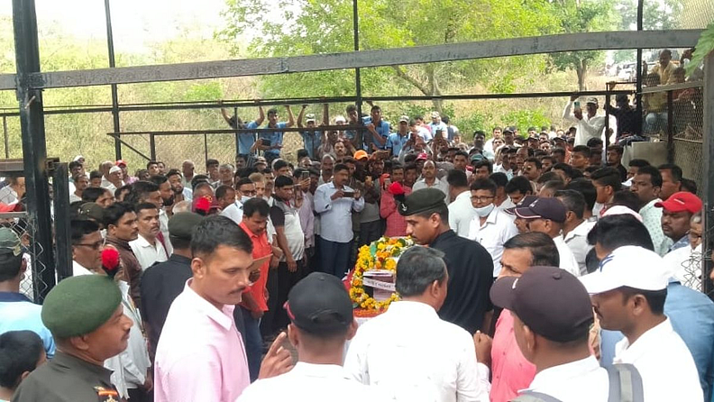 या वेळी खासदार उदयनराजे भोसले (Udayanraje Bhosale), युवा नेते सागर पाटील, माजी शिक्षण सभापती सुनील काटकर, तहसीलदार आशा होळकर, गटविकास अधिकारी सुवर्णा चव्हाण, बोरगाव पोलिस ठाण्याच्या पोलिस उपनिरीक्षक वर्षा डाळींबकर, अपशिंगेच्या सरपंच सारिका गायकवाड, उपसरपंच राजश्री करांडे आदींनी पार्थिवावर पुष्पचक्र वाहिले.