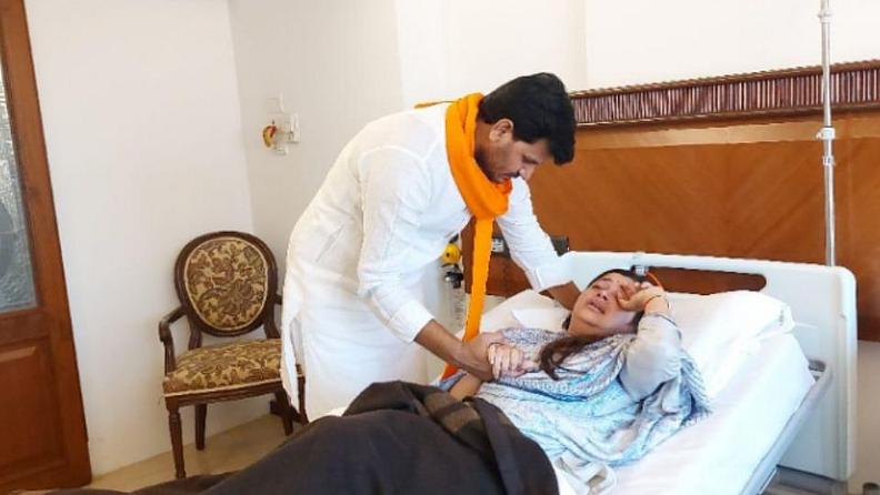 खासदार नवनीत राणा यांनी मुंबईच्या लिलावती रुग्णालयात उपचार घेणं सध्या रुग्णालयाला महागात पडणार असं दिसतंय. त्यांचा MRI करत असतानाचा फोटो सध्या व्हायरल होत आहे.