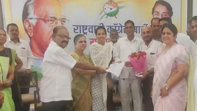 पाली विविध विकास कामांच्या निधीचे पत्र देतांना आमदार अनिकेत तटकरे,अदिती तटकरे.