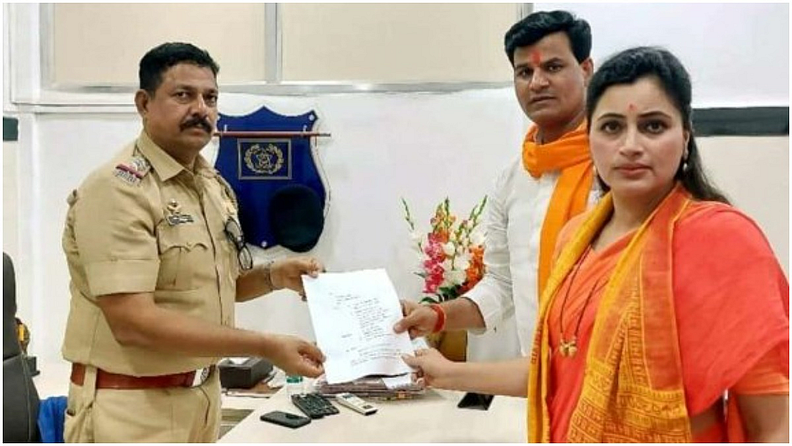 मुख्यमंत्र्यांना शिवीगाळ, सरकारला आव्हान दिल्याप्रकरणी राणा दाम्पत्यावर राजद्रोहाचा गुन्हा दाखल झाल्यानंतर त्यांनी मुख्यमंत्र्यांविरोधात खार पोलिसांत तक्रार दिली होती. (फोटो - ट्वीटर)