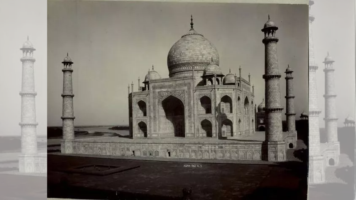 आग्रा हे पर्यटनाच्या दृष्टीकोनातून उत्तर प्रदेशातील एक प्रमुख शहर आहे. दरवर्षी देश-विदेशातून लाखो पर्यटक येथे येतात. तो ताज पाहण्यासाठी, तर 1920 रोजी 'ताजमहाल' असा दिसत असे.