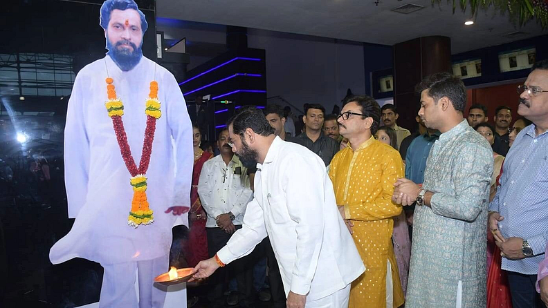 आनंद दिघे आणि एकनाथ शिंदे यांच्या गुरू शिष्य नात्याची गोष्ट आणि जीवनप्रवास या चित्रपटातून उलगडणार आहे.