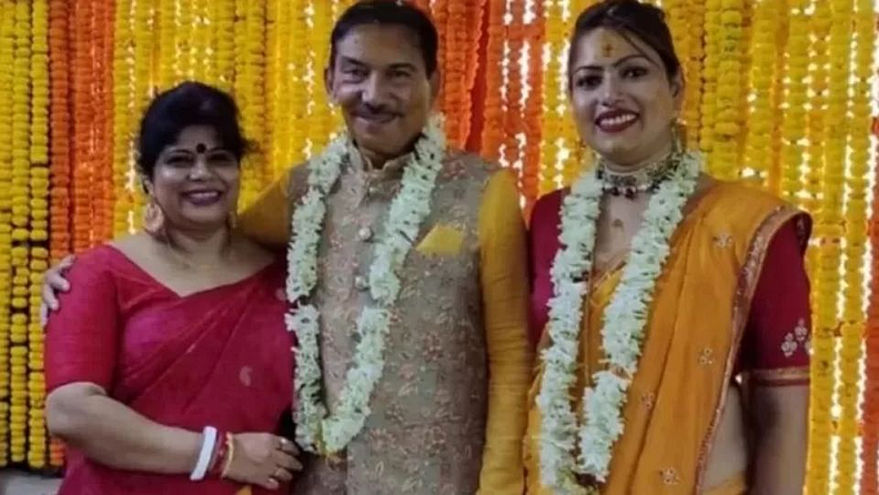 कोलकात्यातील एका हॉटेलमध्ये झालेल्या या लग्नात अनेक माजी खेळाडूंनीही सहभाग घेतलाय. यात सबा करीमसह इतरांचा समावेश आहे.