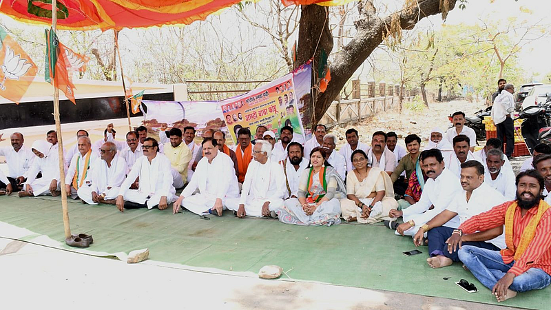 Hingoli BJP agitation OBC for reservation in front of Collectorate