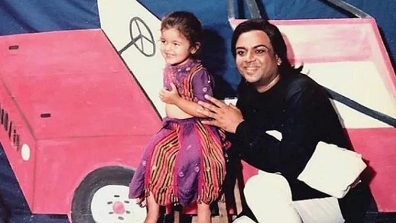 हे फोटो महेश भट्ट यांच्या 1998 मध्ये आलेल्या 'तमन्ना' चित्रपटाच्या सेटवरील आहे. फोटोमध्ये दिसणारी मुलगी दुसरी कोणी नसून बॉलिवूड अभिनेत्री आलिया भट्ट आहे. या चित्रपटात परेश आणि पूजा मुख्य भूमिकेत दिसले होते.