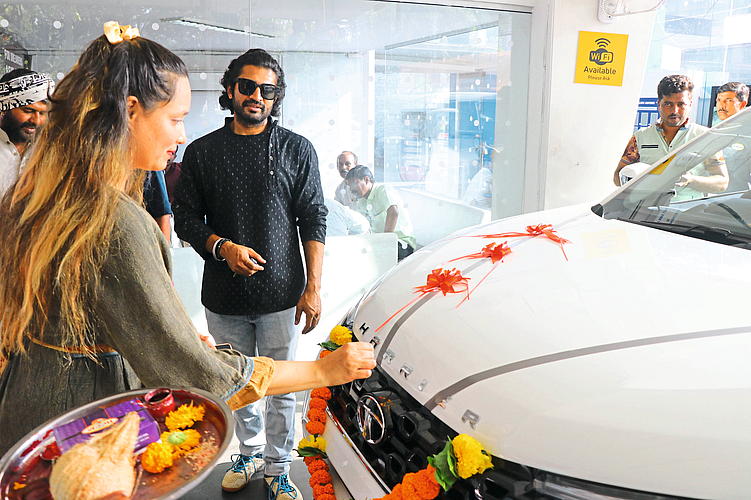 नाशिक : अक्षयतृतीयेच्या मुहुर्तावर अभिनेते चिन्मय उदगीरकर व पत्नी गिरीजा जोशी यांनी वाहन खरेदी केले