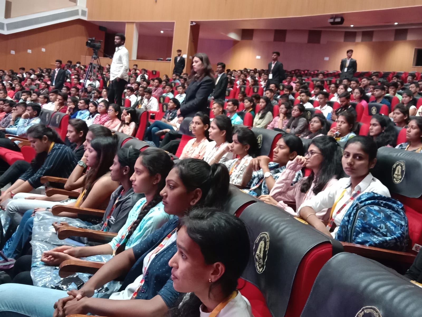 सकाळ यिन समर युथ समिटमध्ये जमलेली तरूणाई