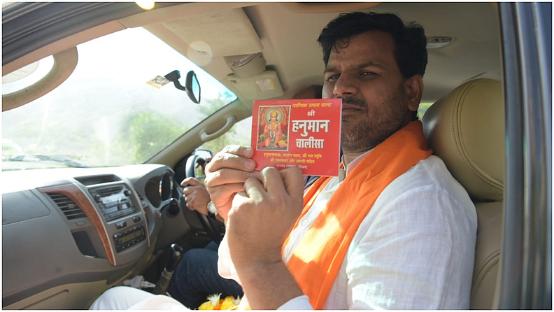 दरम्यान, रवी राणा यांची देखील तळोजा तुरुंगातून जामीनावर सुटका करण्यात आली. सुटका झाल्यानंतर त्यांनी आपल्या गळ्यात भगवा पंचा टाकत हातात हनुमान चालिसाचं पुस्तकं घेऊन माध्यमांच्या फोटोग्राफर्सना पोझ दिली. (फोटो - ट्वीटर)