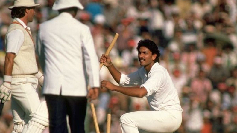 रवी शास्त्री (Ravi Shastri, Indian Cricketers) यांनी 1985 मध्ये सलग सहा षटकार मारण्याचा पराक्रम केला होता. बॉम्बे आणि बडोदा यांच्यात खेळल्या जात असलेल्या प्रथम श्रेणी सामन्यात शास्त्रींनी बडोद्याचा डावखुरा फिरकी गोलंदाज तिलक राजच्या चेंडूवर सहा षटकार ठोकले.