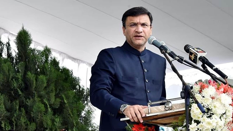 अकबरूद्दीन ओवैसी याने तस्लीमा नसरीन यांना जीवे मारण्याची धमकी दिली होती. ऑगस्ट २००६ मध्ये त्याच्या पार्टीतील सदस्य निवडून आल्यावर त्याने त्यांच्याविरोधात फतवा काढून शिरच्छेद करण्याची धमकी दिली होती.