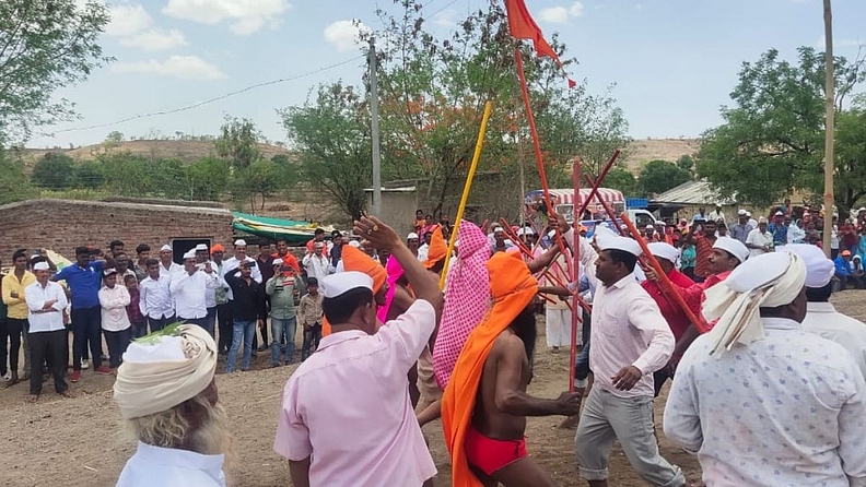 त्यांनतर या सात चोरांबरोबर सुरू झालेलं घमासान युद्ध अखेर मंदिरासमोर येऊन थंडावताच देवीच्या नावाचा जयघोष करत सर्वांनीच सुटकेचा निःश्वास सोडला. श्री महालक्ष्मी देवीच्या वार्षिक यात्रेनिमित्त (Mahalakshmi Yatra) ही पारंपरिक लढाई पिंगळी खुर्द (ता. माण) इथं आज पाहायला मिळाली.