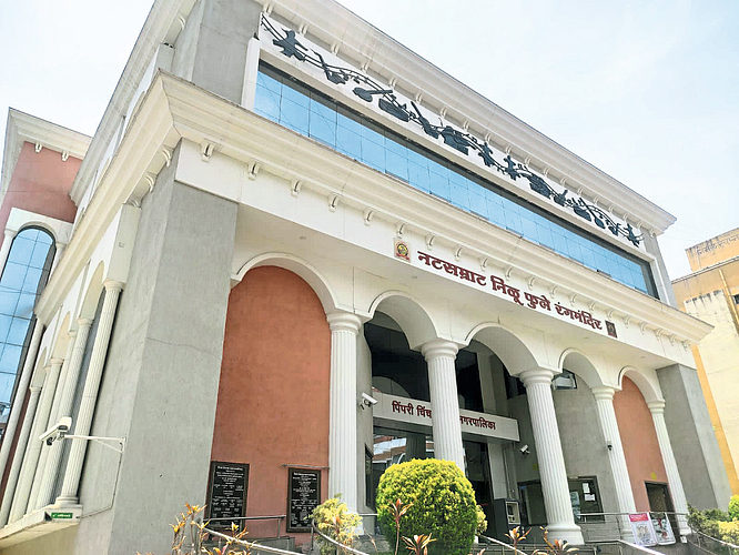 प्रतिक्षा प्रेक्षक व नाटकांची