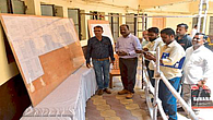 महापालिकेकडून प्रसिध्द झालेली अंतिम प्रभाग रचना पाहताना इच्छूक. महापालिकेकडून प्रसिध्द झालेली अंतिम प्रभाग रचना पाहताना इच्छूक.