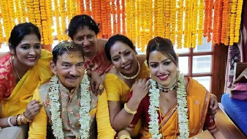 अरुण लाल-बुलबुल साहाच्या लग्नाचे फोटो सध्या सोशल मीडियावर (Social Media) प्रचंड व्हायरल होत आहेत. अरुण लाल आणि बुलबुल साहा लग्नाच्या कपड्यांत खूपच सुंदर दिसत आहेत.