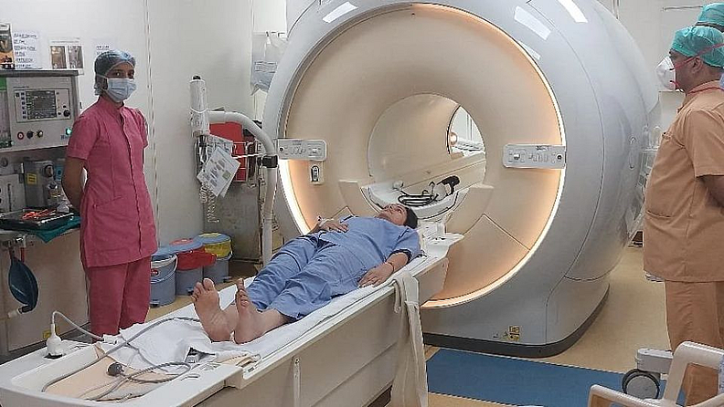 यामुळे शिवसेना आक्रमक झाली असून त्यांनी रुग्णालय प्रशासनाला धारेवर धरलं आहे. अशा ठिकाणी फोटो काढण्यास परवानगी कशी दिली, यासह अनेक प्रश्न शिवसेनेने रुग्णालय प्रशासनाला विचारले आहेत. यानिमित्त जाणून घ्या लिलावती रुग्णालयात उपचार घेतलेल्या काही प्रसिद्ध व्यक्तींबाबत...