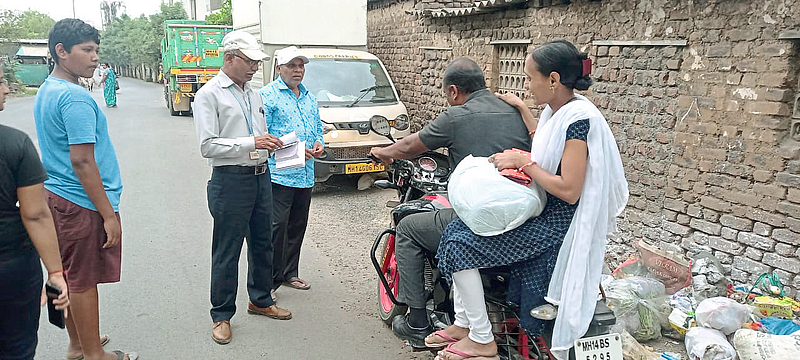रस्त्यावर कचरा टाकणाऱ्यांवर दंडात्मक कारवाई