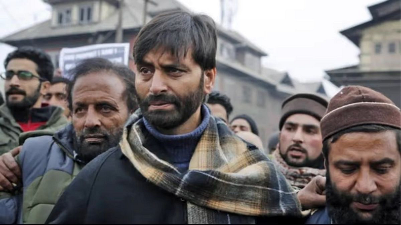 टेरर फंडिंग प्रकरणी (Terror funding Case) यासिन मलिकला (Yasin Malik) आज शिक्षा सुनावली जाणार आहे. यासिन मलिकला फाशीची शिक्षा देण्याची मागणी एनआयएनं न्यायालयाकडं केलीय. 56 वर्षीय यासीन मलिक अनेक दिवसांपासून काश्मीरमध्ये (Kashmir) भारताविरुद्ध कट रचत आहे. चला जाणून घेऊया यासिन मलिकबद्दल...
