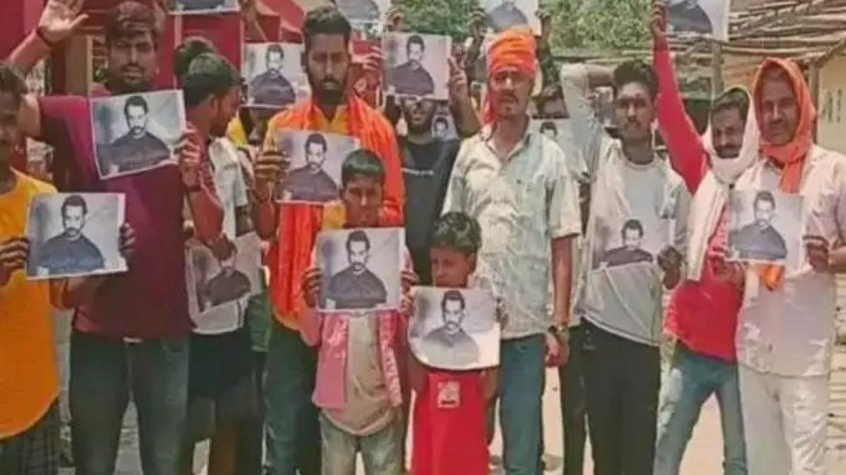 people performing protest agaisnt Aamir Khan
