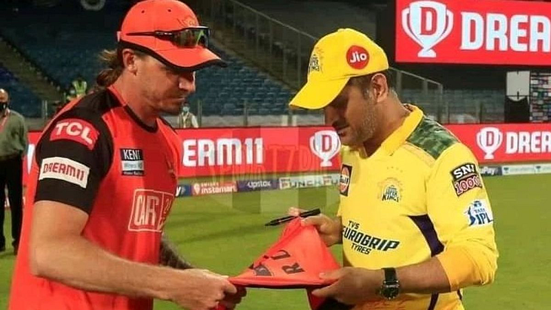Dale Steyn Took Autograph of MS Dhoni