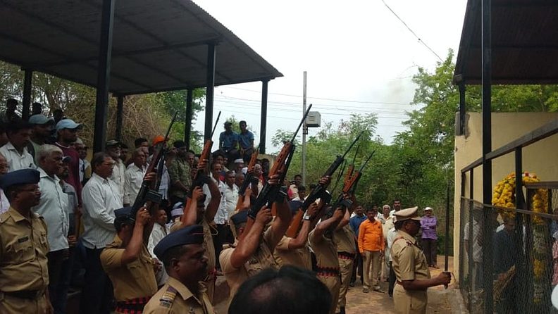 सातारा जिल्हा पोलिस दलाच्या (Satara Police Force) वतीने हवेत बंदुकीच्या तीन फैरी झाडून मानवंदना देण्यात आली. शेवटी शोकाकुल वातावरणात सुधीर यांचे बंधू सागर व मुलगा श्रवण यांनी त्यांच्या चितेला भडाग्नी दिली. या वेळी उपस्थित जनसमुदायाने "भारत माता की जय" " वीर जवान सुधीर निकम अमर रहे" च्या घोषणा दिल्या.