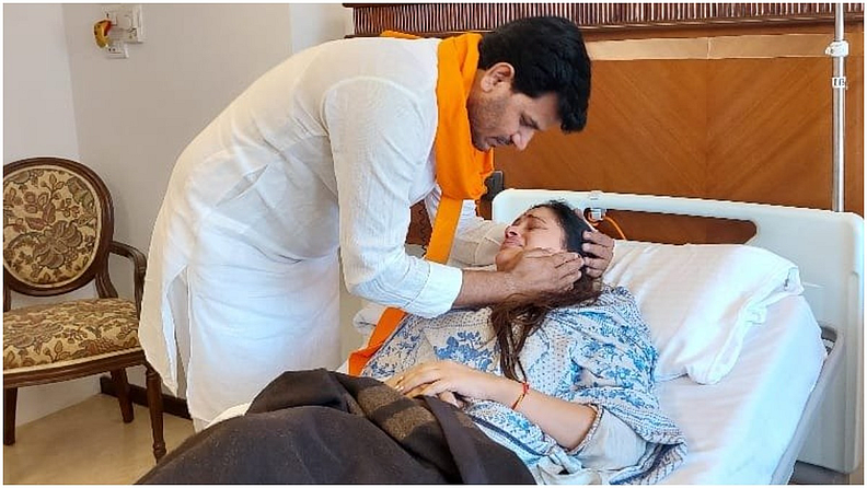 यानंतर रवी राणा थेट लिलावती रुग्णालयात दाखल झाले. या ठिकाणी त्यांनी पत्नी नवनीत राणा यांची भेट घेतली. तब्बल १२ दिवसानंतर दोघांची भेट झाल्यानं नवनीत राणा यांना अश्रू अनावर झाले. (फोटो - ट्वीटर)