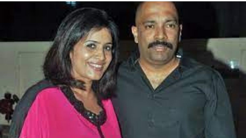 सोनाली कुलकर्णी-नचिकेत पंतवैद्य
मराठीसोबतच हिंदी आणि आतंरराष्ट्रीय दर्जाच्या सिनेमांतूनही झळकलेली प्रसिद्ध अभिनेत्री सोनाली कुलकर्णी हिचं पहिलं लग्न मराठी इंडस्ट्रीतील नामवंत नाट्यदिग्दर्शक चंद्रकातं कुलकर्णी यांच्यासोबत झालं होतं. पण लग्नाच्या काही वर्षातच हे दोघे विभक्त झाले. त्यानंतर सोनाली अभिनेता मकरंद देशपांडेसोबत काही काळ लीव्हइन मध्ये राहिली पण त्यांच्यात बिनसलं. आणि मग सोनालीन टि.व्ही इंडस्ट्रीतच मोठ्या हुद्दयावर असलेले नंचिकेत पंतवैद्य यांच्याशी लग्नगाठ बांधली आणि त्यांना नऊ वर्षाची एक गोड मुलगी देखील आहे.