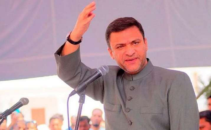 "भारतातील मुस्लीम हैद्राबादमधील मुस्लिमांसारखे एकत्र आले तर नरेंद्र मोदीला फाशी दिली जाईल" असं वक्तव्य त्याने केलं होतं. त्याचबरोबर १९९३ सालच्या बॉम्बस्फोटाचे समर्थन करत "नरेंद्र मोदींनी फक्त एकदा हैद्राबादला यावं नंतर आम्ही त्याला दाखवू" असा इशारा दिला होता. त्यानी हिंदूंवर केलेल्या अंत्यसंस्काराचीही चेष्टा उडवली होती. अशा अनेक भाषणातून त्याने हिंदू धर्माविषयी आक्षेपार्ह विधाने केले आहेत.