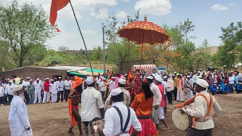 निमित्त होतं येथील प्राचीनकालीन श्री महालक्ष्मी देवीच्या वार्षिक यात्रेचं. कोरोनानंतर यंदा ही यात्रा चांगलीच बहरलीय. रेड्याची यात्रा म्हणून प्रसिद्ध असलेल्या या यात्रेनिमित्त देवीच्या मंदिरात विविध धार्मिक कार्यक्रमांची रेलचेल सुरूय. आज शुक्रवारी यात्रेचा मुख्य दिवस असल्यानं मानकऱ्यांसह माहेरवासिनींनी मोठी हजेरी लावलेली पाहायला मिळाली.