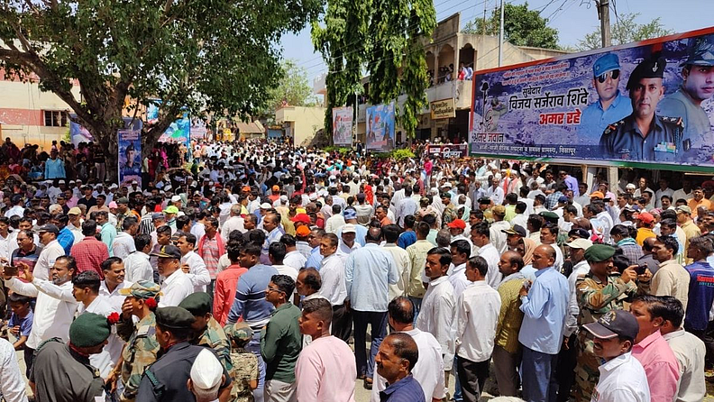 आज सकाळी दहा वाजता पार्थिव विसापूरमध्ये पोहोचल्यानंतर दुपारी दीड वाजता विजय शिंदे यांना अखेरचा निरोप देण्यात आला. पार्थिवाचे अंत्यदर्शन घेण्यासाठी, तसेच शहीद जवानाला अखेरचा निरोप देण्यासाठी सातारा जिल्ह्यातील हजारोंचा जनसागर लोटला होता.