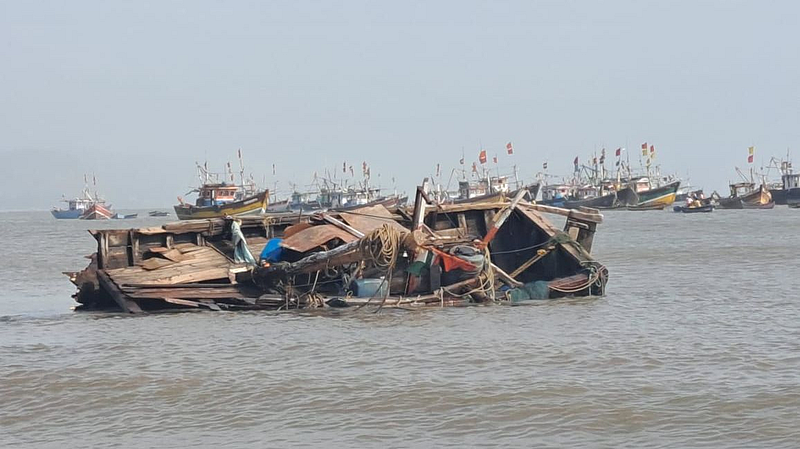 boat capsizes in Harnai port at Utambar